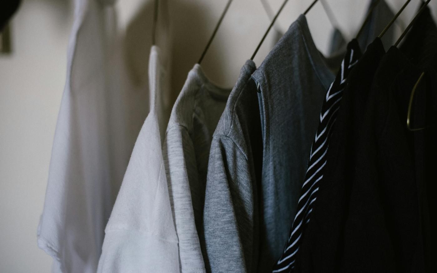 assorted-color clothes by Priscilla Du Preez 🇨🇦 courtesy of Unsplash.
