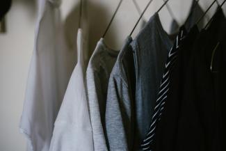 assorted-color clothes by Priscilla Du Preez 🇨🇦 courtesy of Unsplash.