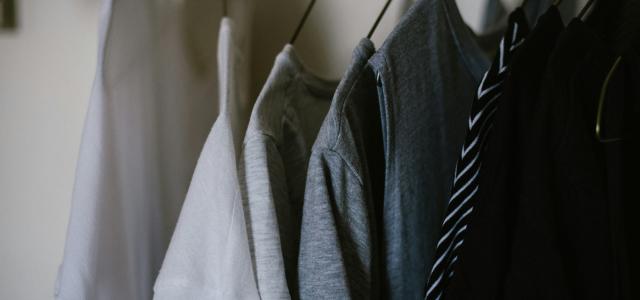 assorted-color clothes by Priscilla Du Preez 🇨🇦 courtesy of Unsplash.